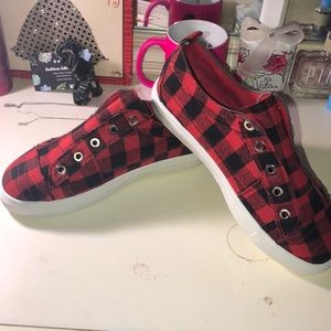 ❤️❤️Brand New red black plaid shoes ❤️❤️